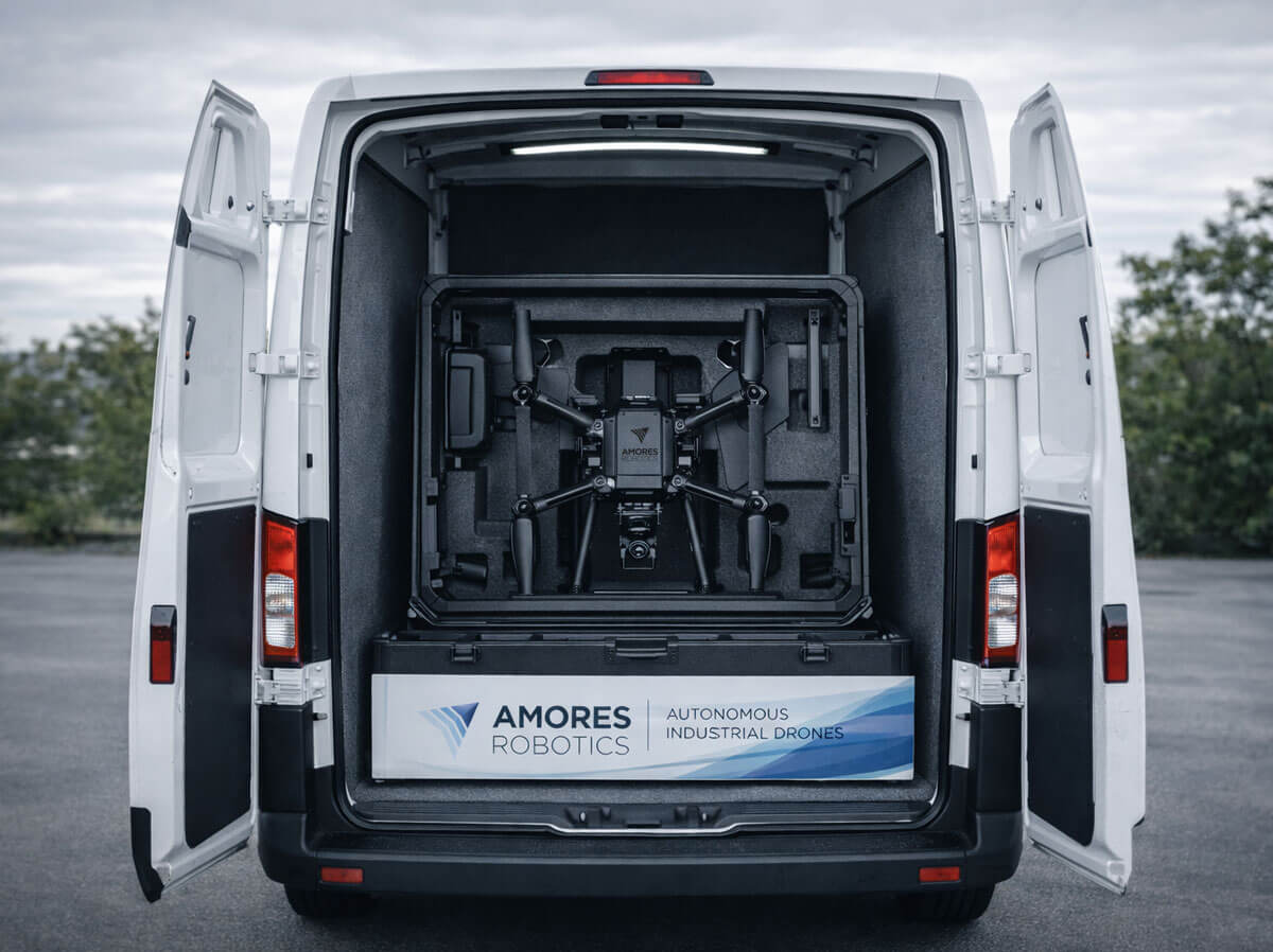 Amores Robotics branding sz&aacute;ll&iacute;t&aacute;s furgon